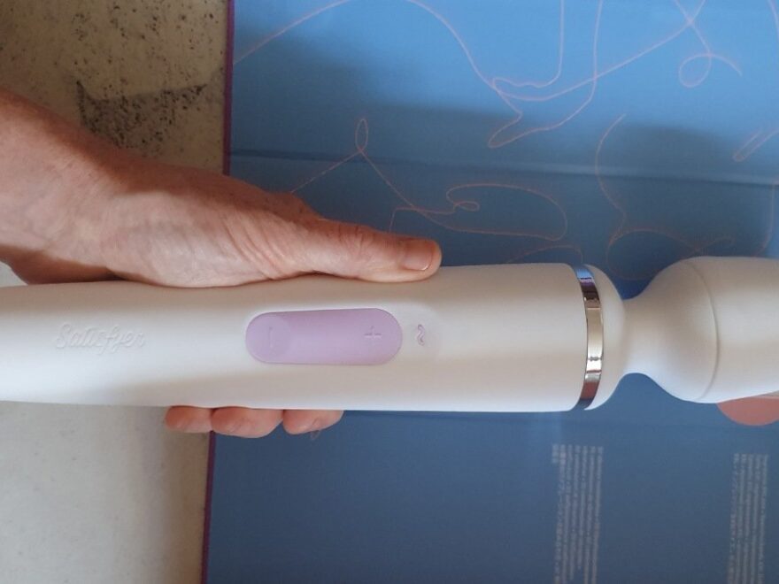 Wand-er Woman by satisfyer in hand before explorations begin