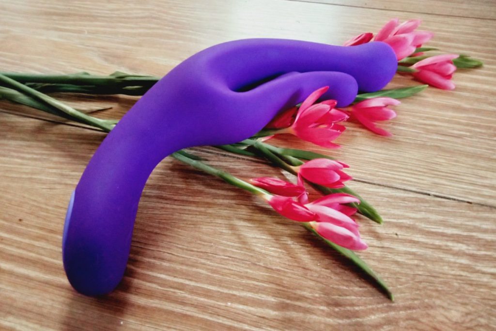 The G wave dual stimulation vibrator is a gorgeous deep purple colour.