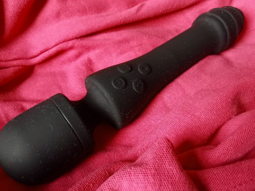 Seven Modes 107.6 ° F Heating Clitoris Stimulation G-Spot mini AV wand on pink fabric